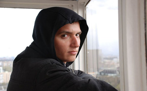 Юүдэнтэй цамц өмссөн жирийн залуу: Коронавирусаас сэргийлэх орос вакциныг бүтээж буй гол хүн