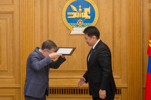 Монголын ард түмнээс ОХУ-ын ард түмэнд үзүүлж буй хүмүүнлэгийн тусламжийн гэрчилгээг гардуулав