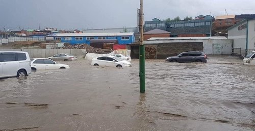 Нийслэлийн зарим хэсэгт автомашин явах боломжгүй болжээ
