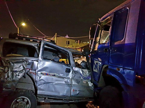 Зуурмагийн миксер 13 автомашинтай мөргөлджээ