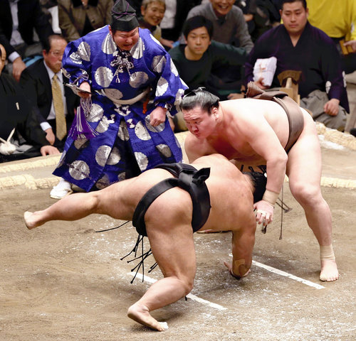 Хакүхо, Осанояма нар башёг тэргүүлж явна