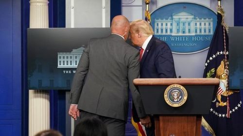 Цагаан ордны гадаа буун дуу гарч Трампыг айлгажээ