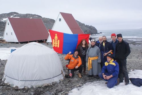 Шинэ ном: Туйл судлаач Л.Дүгэржав ''Антарктид тив'' номоо гаргажээ