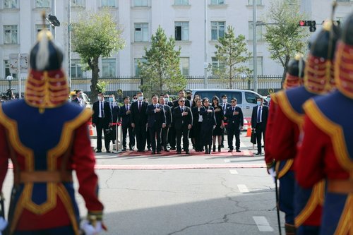 УИХ-ын дарга Г.Занданшатар болон УИХ-ын гишүүд хэлмэгдэгсдийн хөшөөнд цэцэг өргөж, хүндэтгэл үзүүллээ