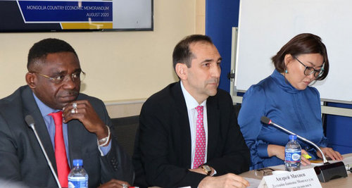 “Уул уурхайн орлогын доллар тутмаас нэгхэн цент хуримтлуулж байна”