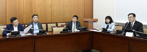 Ч.Хүрэлбаатар: Бид бусад улс орноос зээл аваад л байх нь зүйтэй