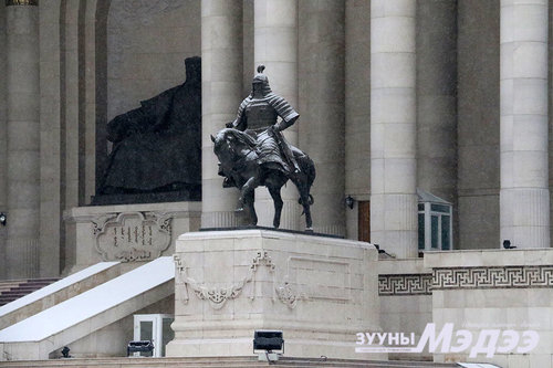 Төв талбайд Энэтхэгийн Таж Махалын мөсөн байгууламж барьж байна