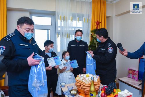 Байшин нь шатсан цагдаагийн алба хаагчид хоёр өрөө байр өгчээ