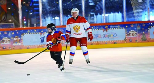 Путин есөн настай хүүгийн хүслийг биелүүлжээ