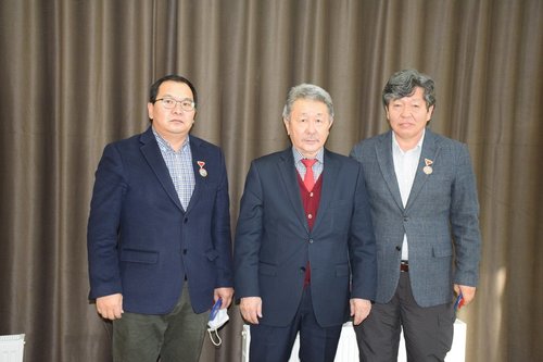 Г.Эрэгзэн, Я.Жамбалжав нар Хөдөлмөрийн хүндэт медалиар шагнууллаа