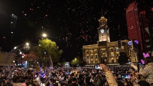 Ухань хотынхон төв талбайдаа олуулаа цугларч, шинэ жилээ тэмдэглэжээ