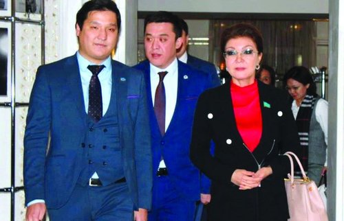 Казахстан: Дарига Назарбаева “буцаж ирсэн нь”, Токаевын “сул байр суурь”, засгийн эрх барьж буй намын “цирк”.