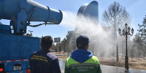 ФОТО: Автобусны буудлуудыг тусгай цэвэрлэгээний бодисоор угааж байна