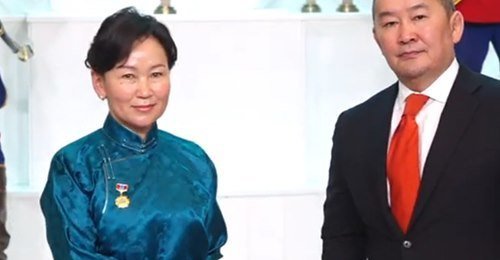 ХӨСҮТ-ийн Эрчимт эмчилгээний тасгийн эрхлэгч Ц.Чинбаярт гавьяат эмч цол олголоо