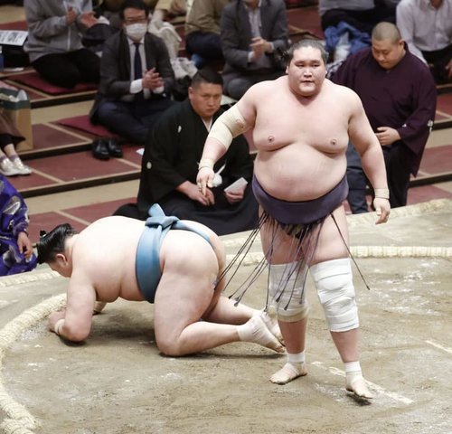 Монгол аваргууд сүмог өргөж явна