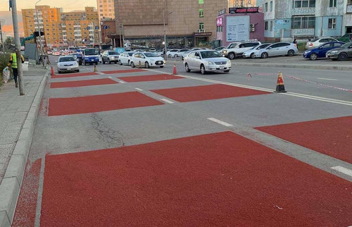 Автобусны 16 буудалд өнгөт хучилт хийжээ