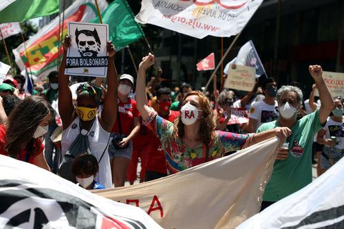 Бразильд ерөнхийлөгчөө огцрохыг шаардаж жагслаа