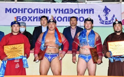 Бөхчүүд, хөлийн цэцүүд Г.Элбэг харцагад хандив өргөлөө