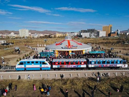 Хүүхдийн анхны галт тэрэг, алсын харагч Дарханд сүндэрлэв