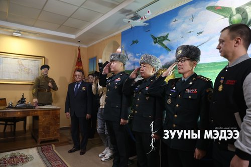 ФОТО: Маршал Г.К.Жуковын хөрөг баримлыг гэр музейд нь хүндэтгэн залав