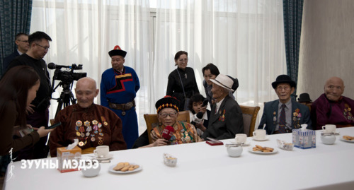 Чөлөөлөх дайнд оролцсон ахмадуудад ойн медаль гардууллаа