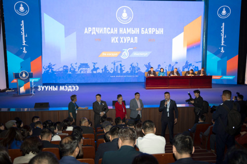 Ардчилсан нам их хурлаа хийлээ