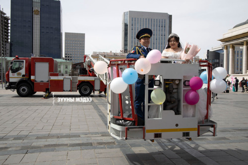 Онцлох фото: Албаны онцлогийг харуулсан хуримлагч хос