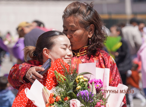 Эх үрсийн баярын мэнд хүргэе!