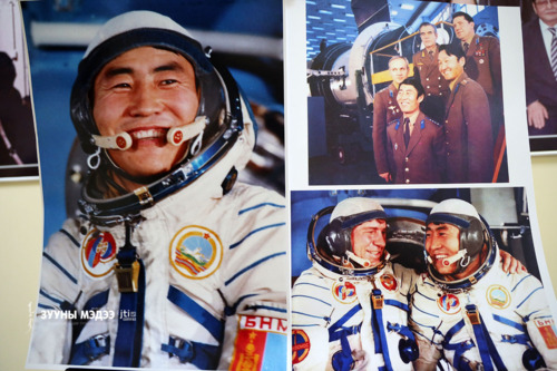 Сансрын нисгэгч М.Ганзоригийн гэрэл зураг, гар бичмэлээр үзэсгэлэн гаргажээ