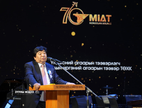 МИАТ 70 нас хүрлээ