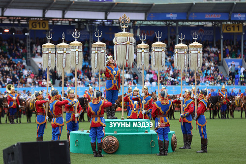 Төрийн тугийг заллаа